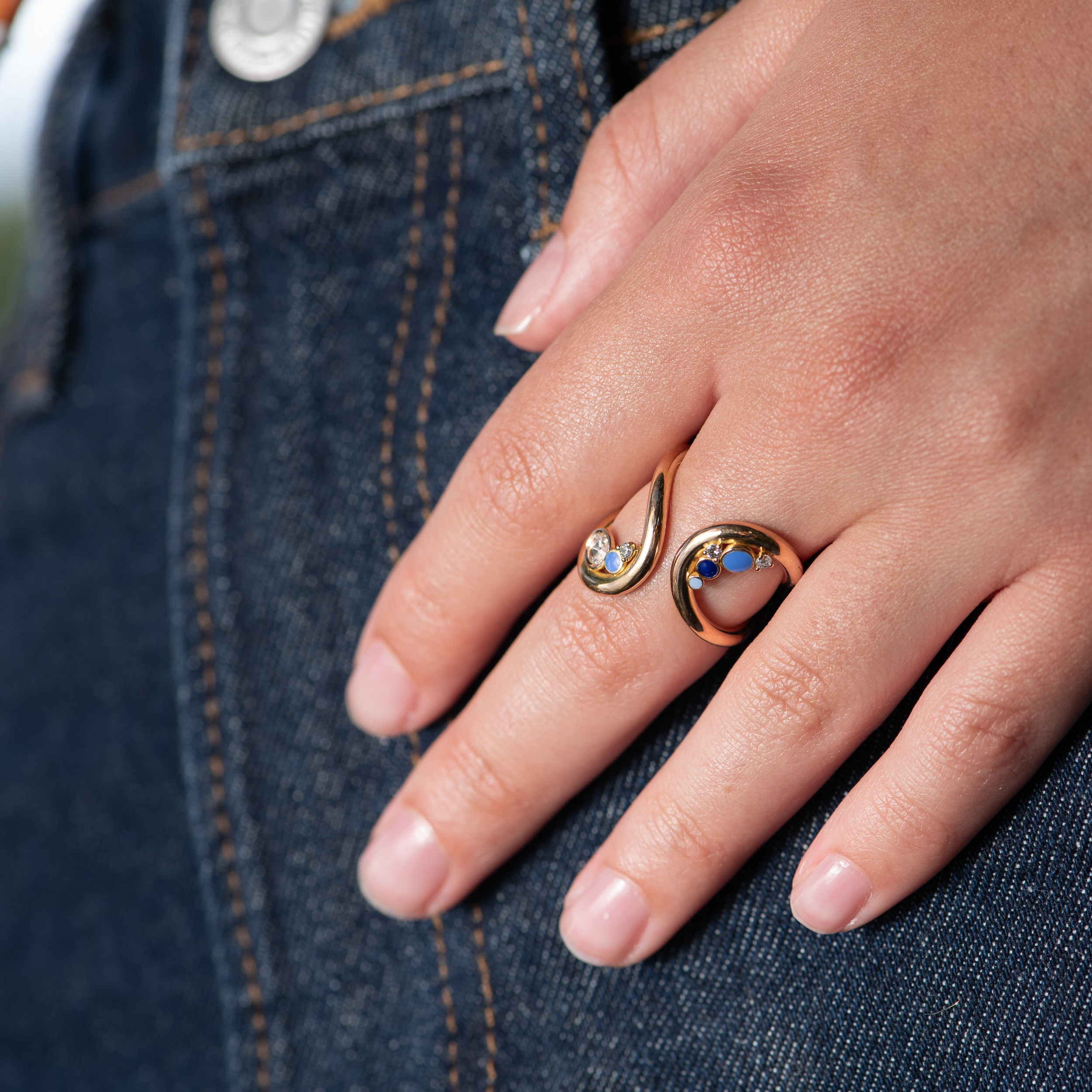 Bague en or et email, création d'Emily Gargantini, Chania
