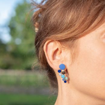Boucles d'oreille en or et email, création d'Emily Gargantini, Chania