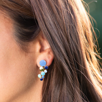 Boucles d'oreille en or et email, création d'Emily Gargantini, Chania