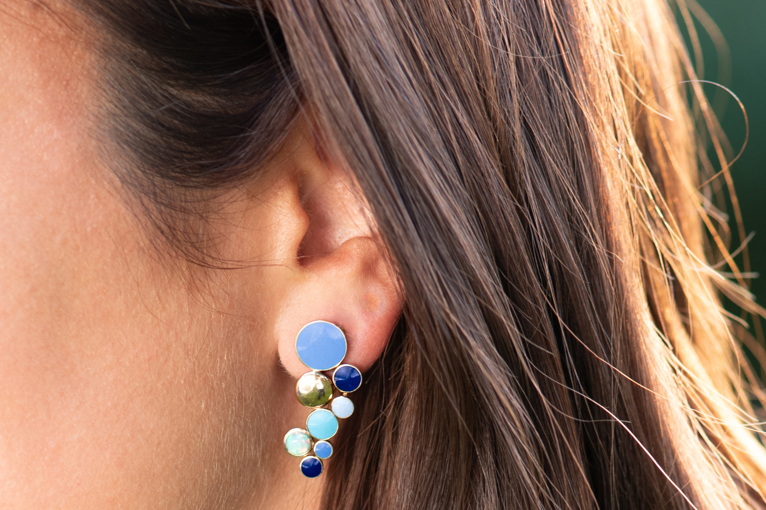 Boucles d'oreille en or et email, création d'Emily Gargantini, Chania