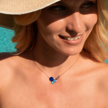 Collier en or et email, création d'Emily Gargantini, Chania