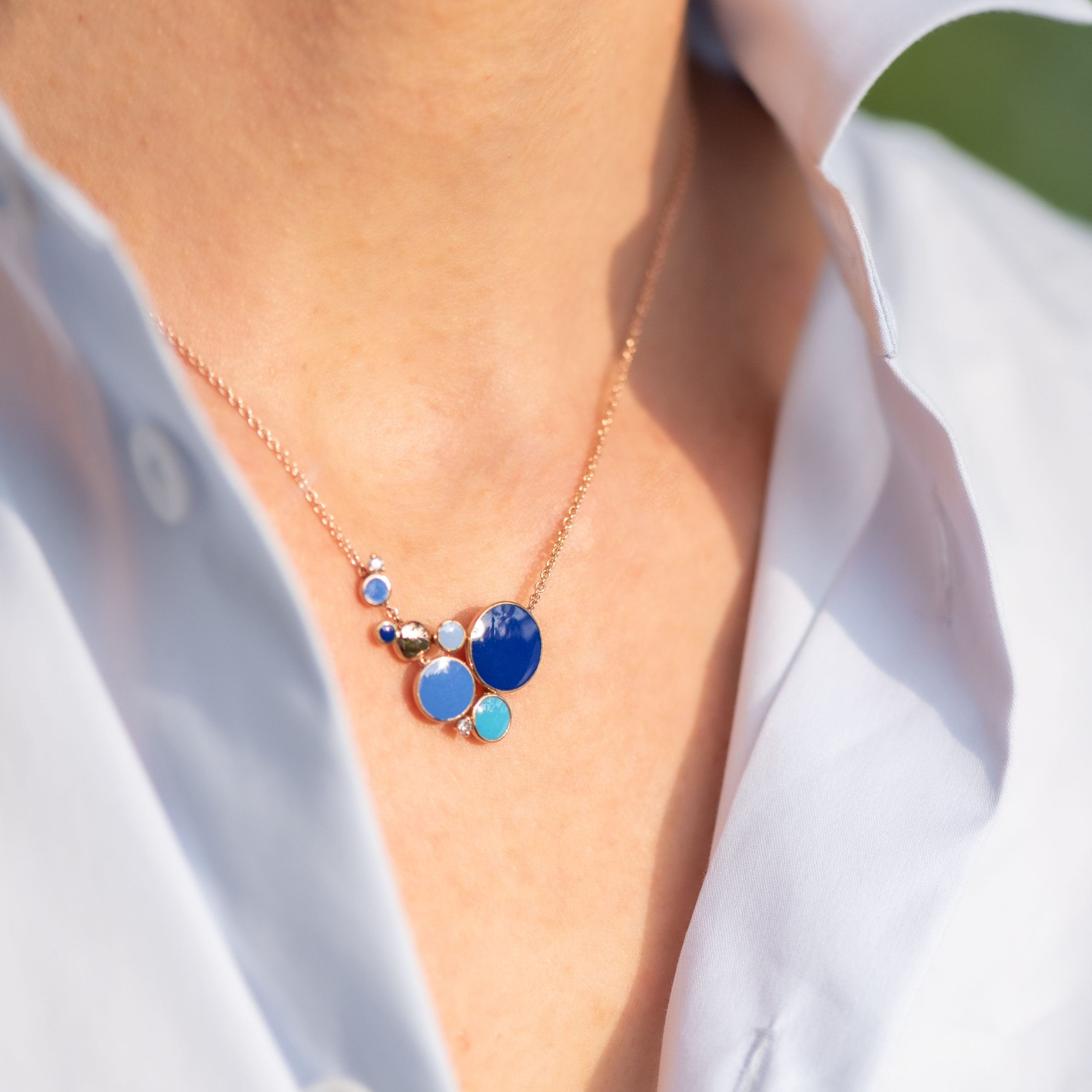 Collier en or et email, création d'Emily Gargantini, Chania