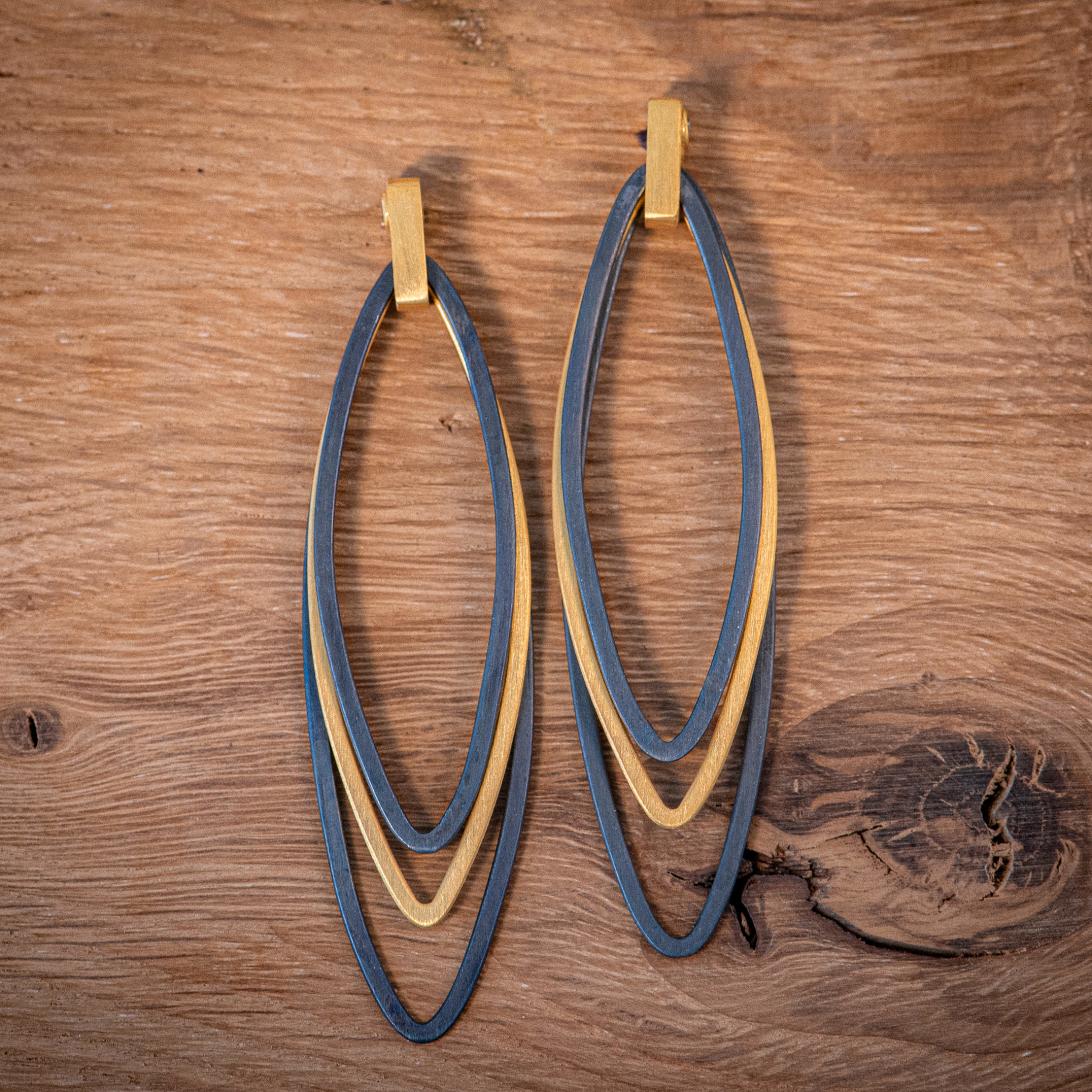 Boucles d'oreille en argent doré et patine, bijoux de créateur